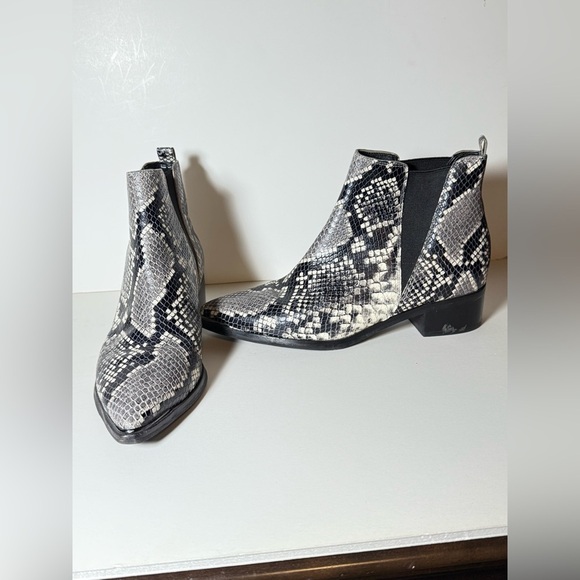 Yale Chelsea Boot (Women)
Marc Fisher LTD - Picture 3 of 12